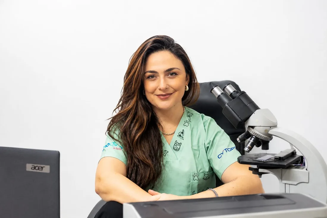 Dra. Jaqueline Elen Brino realizando avaliação laboratorial em microscópio